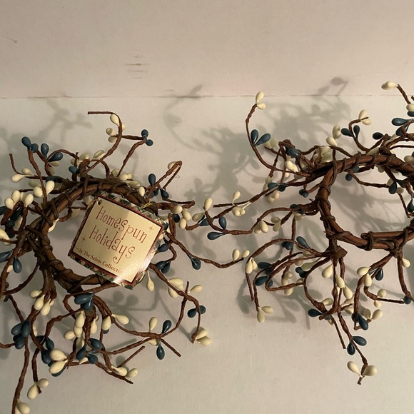 Pip Berry 4pc set, 2 Candle wreaths & 2 Colonial tin Star Candleholders - Picture 5 of 13